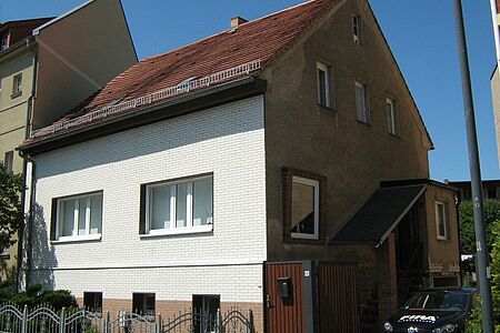 Wohnhaus mit großflächigen Stockflecken auf der Fassade