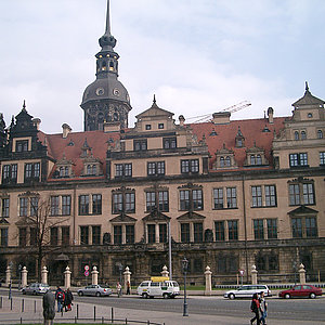 Dresdner Schloss von der Straße aus