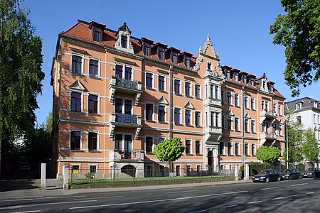 Saniertes Altbau-Wohnhaus mir orangener Fassade