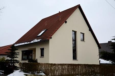 Einfamilienhaus mit frischer, hellgelber Fassade