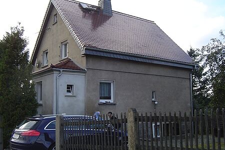 Hellbraunes Wohnhaus mit schmutziger Fassade