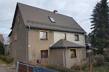 Wohnhaus mit Fassade in Braun und beigen Täfelelementen