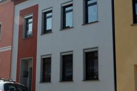 Zweifarbiges Reihenhaus in Weiß und Rot