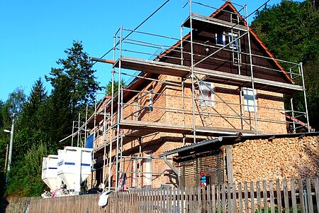 Hauswand aus Ziegelsteinen mit Baugelände rundherum
