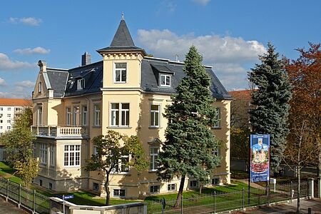 Große Stadtvilla mit Balkon und Erkerturm