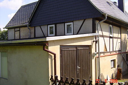 Haus mit Fachwerkelementen und angrenzender Garage