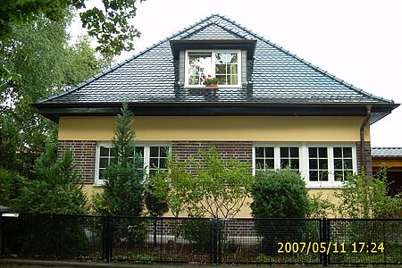 Saniertes Haus mit Putz- und Klingerelementen an der Fassade