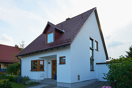 Wohnhaus mit himmelblauer Fassade