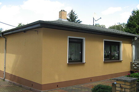 Bungalow mit frisch verstrichener Fassade in Orange