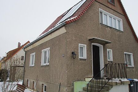 Braun verputztes Einfamilienhaus