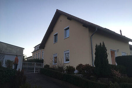 Helloranges Einfamilienhaus vor Sanierungsarbeiten