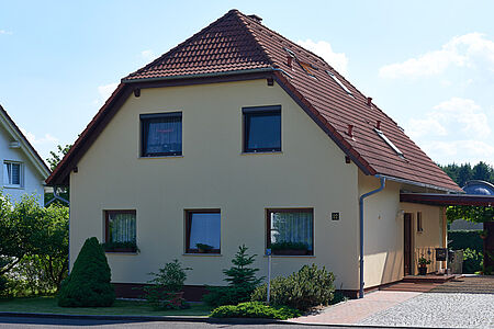 Großes Einfamilienhaus mit Pastellgelber Fassade