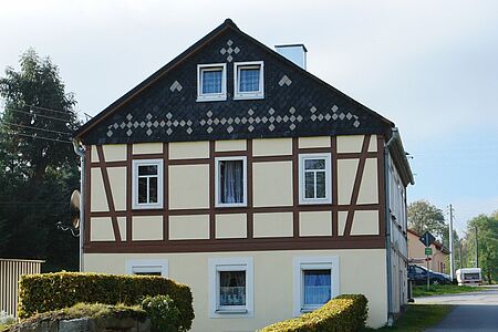 Fachwerkhaus mit gelber Fassade