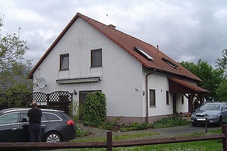 Großes Stadthaus mit Wohn- und Gewerbeflächen sowie mit verwitterter, dunkelbeiger Fassade