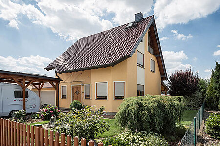 Einfamilienhaus mit strahlend-weißer Fassade