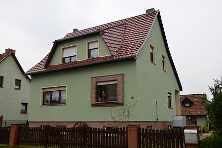 Wohnhaus mit frischer Fassade in hellem Grün