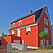 Rot gestrichenes Haus mit spitzem Dach