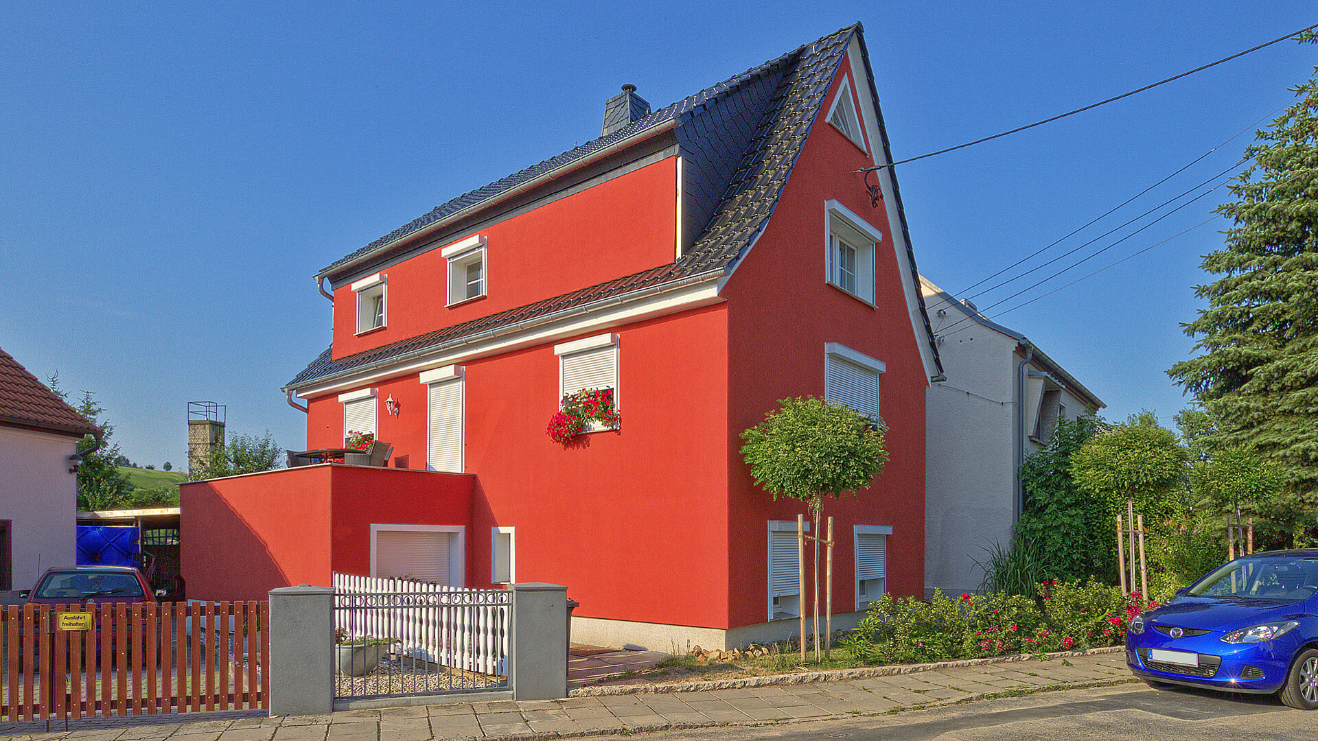 Einfamilienhaus mit roter Fassade