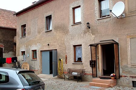 Reihenhaus mit bröckelnder Fassade