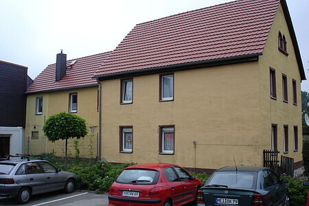 Reihenhaus mit ockerfarbener Fassade