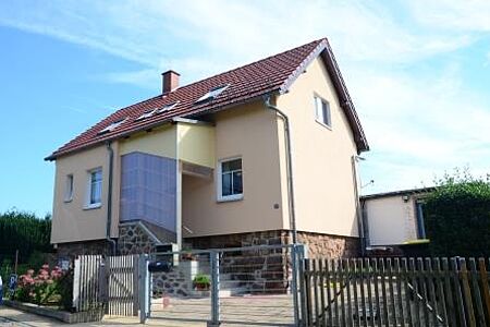 Wohnhaus mit sanierter Fassade ist pastellorange