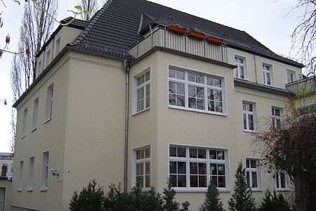 Mehrfamilienhaus mit frisch gestrichener Fassade