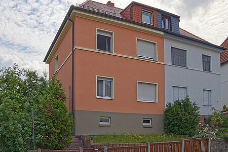 Doppelhaus mit Fassade in Orange und Hellblau
