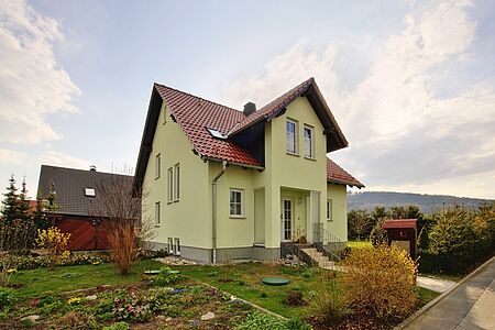 Großes Einfamilienhaus in hellem Gelb