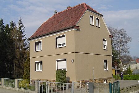 Dreistöckiges Haus mit brauner Fassade