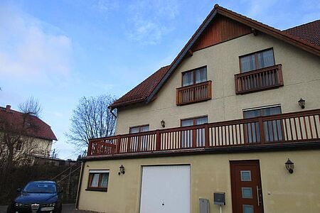 Großes Wohnhaus mit Fassade in verwitterten Gelbtönen
