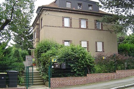 Beiges Haus mit drei Stockwerken