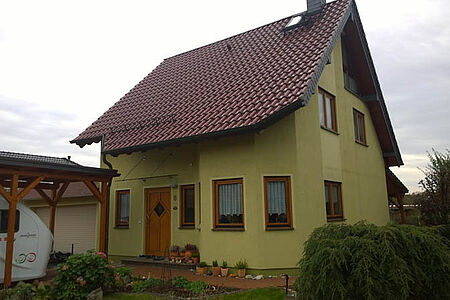 Moosgrünes Einfamilienhaus 