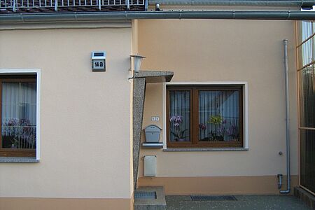 Doppelhaushälfte in sehr hellem Beige-Orange vor der Sanierung