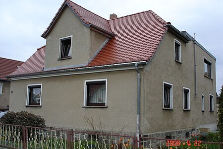 Haus mit veralteter Fassade und Stockflecken