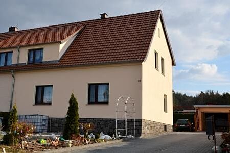 Reihenhaus mit frischer helloranger Spezialputzfassade
