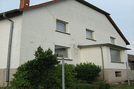 Wohnhaus mit Witterungsspuren auf der Fassade