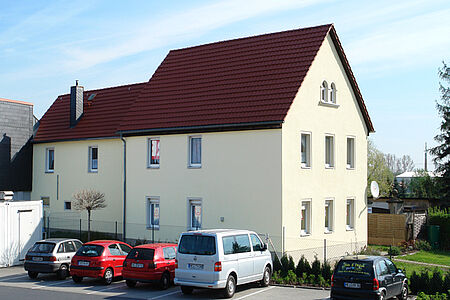 Reihenhaus mit pastellgelber Fassade