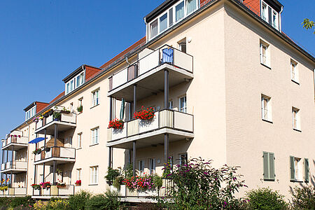 Mehrfamilienhaus mit frisch gestrichener Fassade
