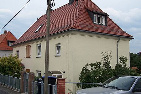 Zweifamilienhaus nach der Sanierung mit Spezialputzfassaden in hellem Gelb