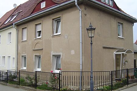 Braunes Reihenhaus mit fleckiger Fassade