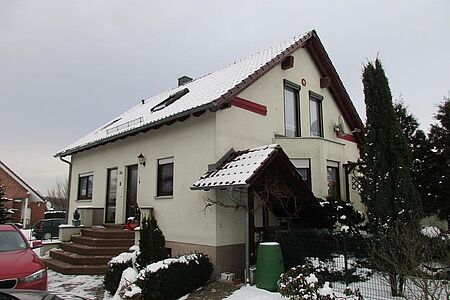 Hellbeiges Einfamilienhaus mit schmutziger Fassade
