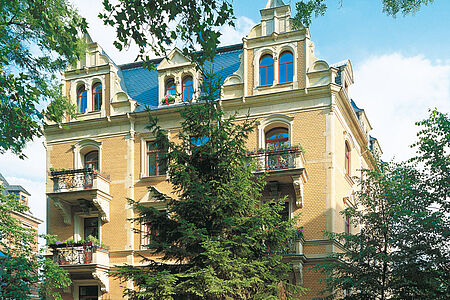 Sanierte Stadtvilla mit Steinbalkonen